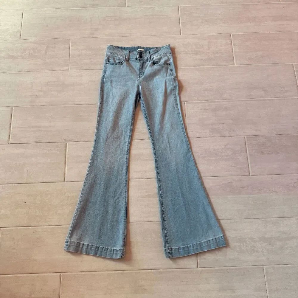 Sneak Peek Light Wash Stretchy Flare Jeans High Rise 70s 5 Denim Bell Bottoms